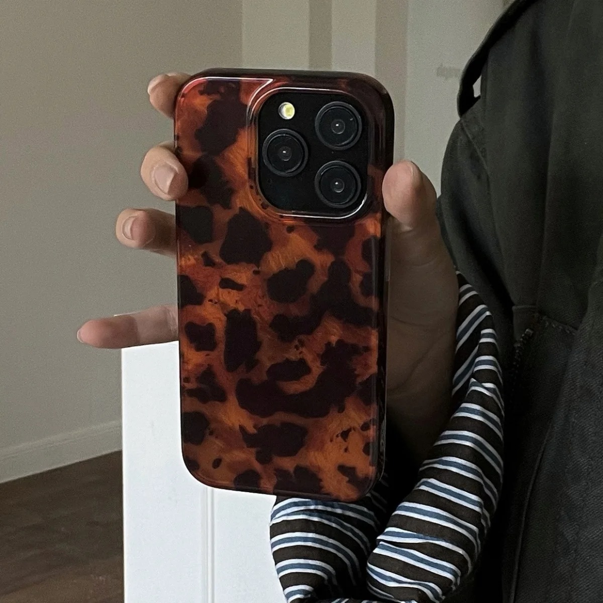 Retro Amber Texture Laser Phon - đánh giá và giá Phone Cases Like Loopy